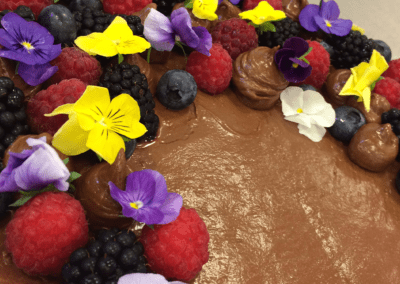 Chokoladekage med blomster og bær