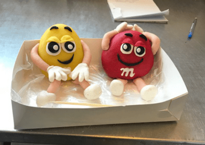 M&M's-kage (gul og rød)